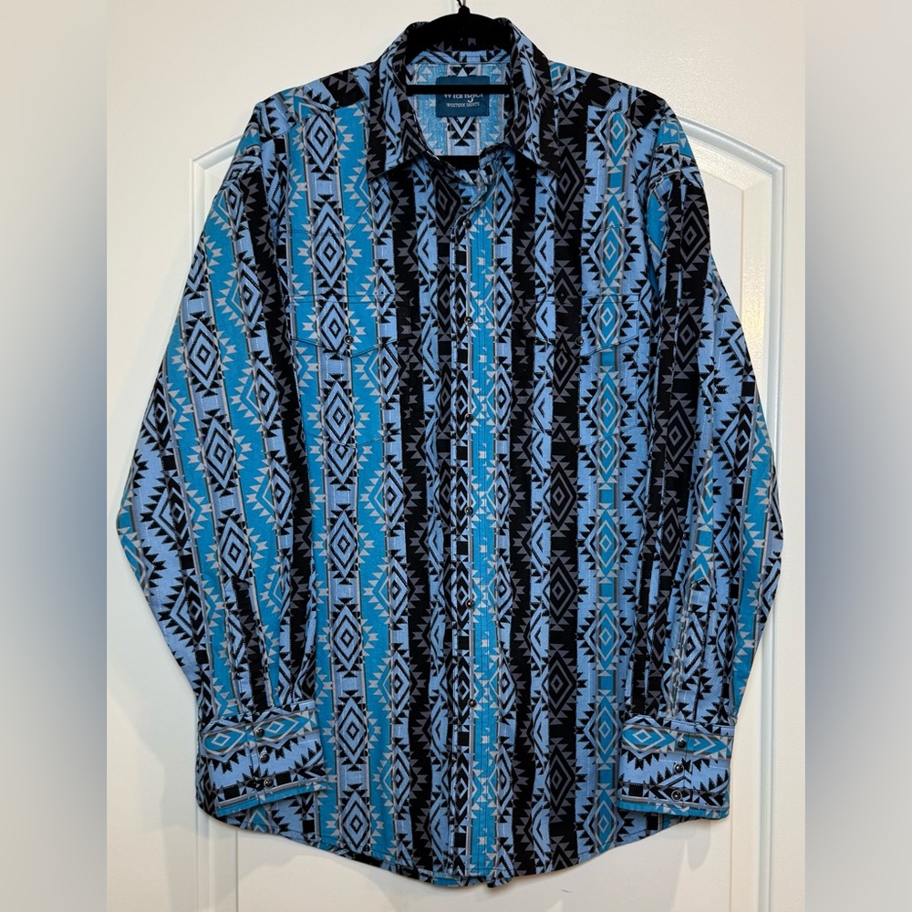 Wrangler Geometric Turquoise, Light Blue and Black Long Sleeve Shirt. Black snap